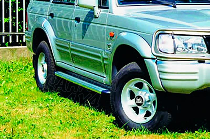 Estribos en plataforma de aluminio. Tipo S50 para Galloper Exceed 1991-2003 (5 puertas)