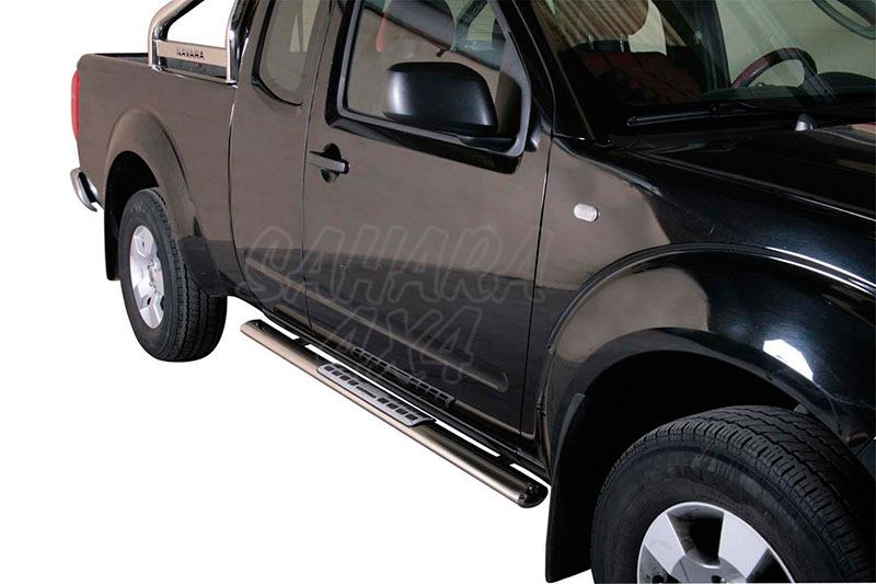 Pareja de estribos en tubo inox, seccin oval, con pisantes. Tipo DSP para Nissan Navara D40 05-15