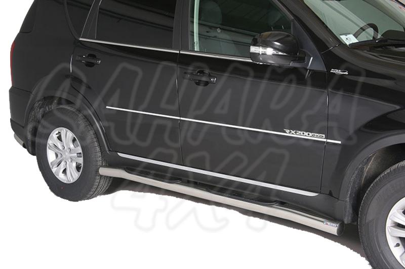 Pareja de estribos en tubo inox 76mm, con pisantes para SSangyong Rexton 