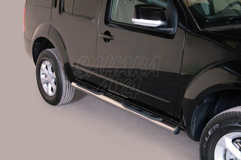 Pareja de estribos en tubo inox 76mm, con pisantes para Nissan Pathfinder 2010-