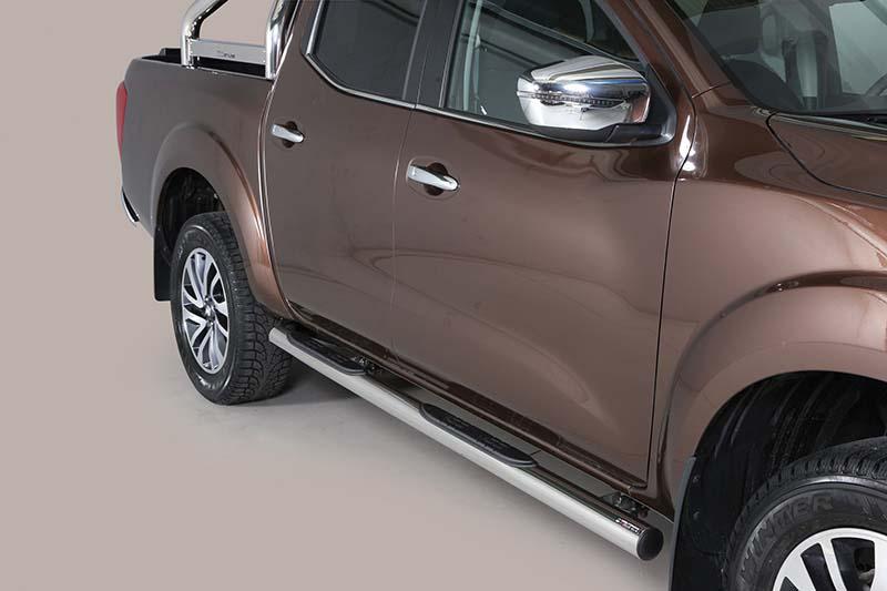 Estribos en tubo inox 76mm, con pisantes para Nissan Navara D23