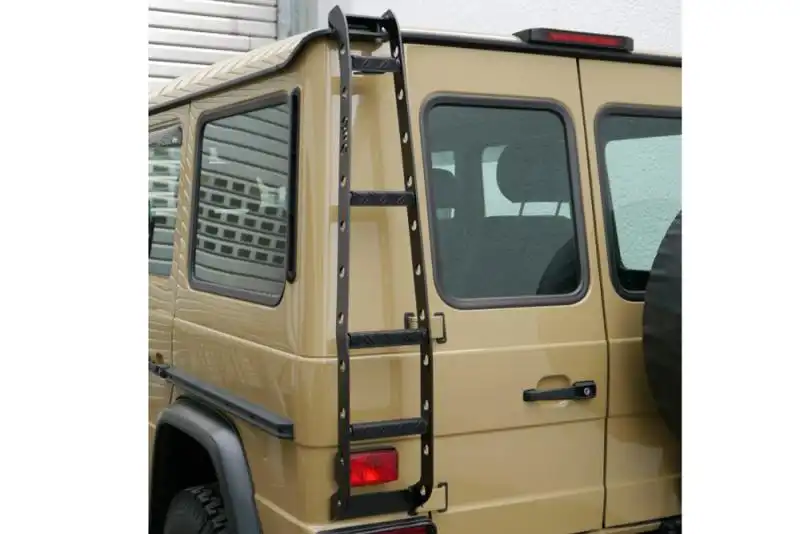 Escalera trasera ORC Mercedes G hasta 2018, lado izquierdo, recubrimiento en polvo negro