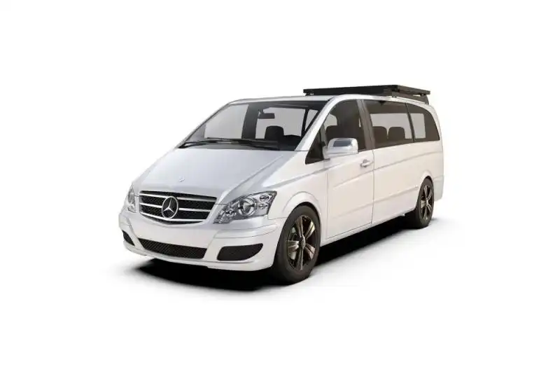 Baca de techo Slimline II 1/2 para Mercedes-Benz Vito Viano L3 (2003-2014) - Convierte tu Mercedes-Benz Vito Viano L3 en lo ltimo en furgonetas portaequipajes con un juego de baca Slimline II 1/2. Estas bacas portaequipajes son ligeros y de construccin modular; no hay mejor base para asegurar su preciada carga, equipo deportivo o de aventura de forma segura. Con esta baca portaequipajes y los accesorios 55+, ninguna aventura est fuera de los lmites. Nota: Este juego slo es adecuado para la distancia entre ejes 3430mm/135