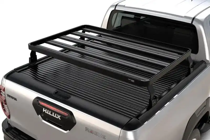 Baca Slimline II para caja de carga Toyota Hilux Rogue (2023-actual) - de Front Runner - Transforma tu Toyota Hilux Rogue en el portacargas definitivo con el juego de baca de techo Slimline II. Hay ms de 55 accesorios disponibles para esta baca modular para que puedas personalizarla fcilmente segn tus necesidades de trabajo, aventura o equipamiento deportivo. 