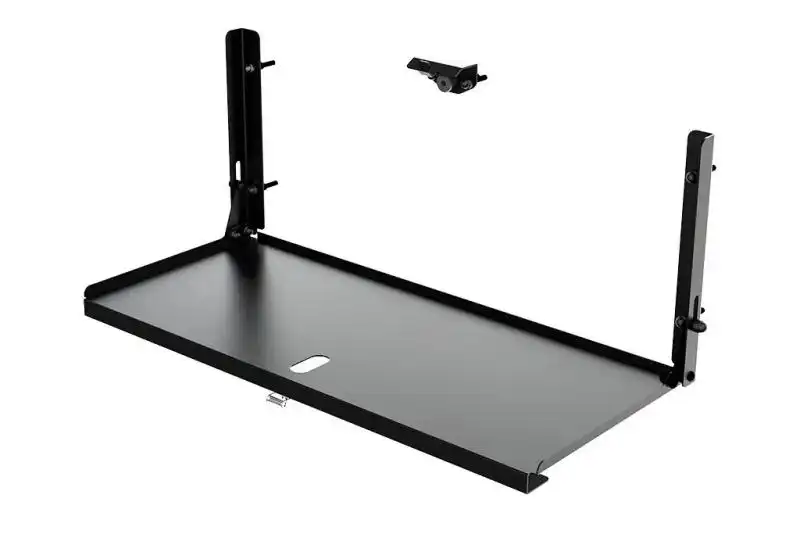 Mesa de puerta trasera abatible universal - de Front Runner - Eleva tus paradas para aperitivos o bebidas cuando te muevas en tu vehculo con esta mesa universal abatible para la puerta trasera. Increblemente, se puede colocar en cualquier superficie plana, proporcionando un prctico espacio de trabajo sobre la marcha. Perfecta para colocar la tetera, tazas, vasos o aperitivos.